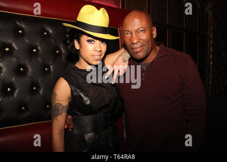 *** Foto *** Regisseur John Singleton hat im Alter von 51. LOS ANGELES, Ca - 24. Januar: Keyshia Cole und John Singleton backstage in der Beats Musik offiziellen Launch Party von Beats von Dr. Dre bei Belasco Theatre am 24. Januar 2014 in Los Angeles, Kalifornien. Credit: Walik Goshorn/MediaPunch Stockfoto