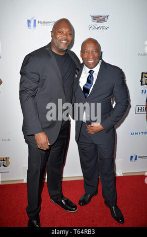 *** Foto *** Regisseur John Singleton hat im Alter von 51. LOS ANGELES, Ca - 1. Dezember: Cheo Hodari Cocker, John Singleton die 2016 Ebenholz Power 100 Gala im Beverly Hilton Hotel in Beverly Hills, Kalifornien teilnehmen am 1. Dezember 2016. Credit: Koi Sojer/Snap'N U Fotos/MediaPunch Stockfoto