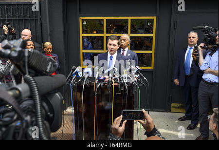 New York, NY, USA. 29 Apr, 2019. Bürgermeister Peter BUTTIGIEG (D) in South Bend, Indiana und Reverend Al Sharpton in Sylvia's Restaurant in Harlem in New York City am 29. April 2019 Credit: Michael Brochstein/ZUMA Draht/Alamy leben Nachrichten Stockfoto