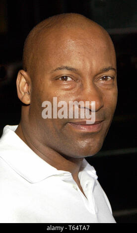 JOHN SINGLETON (6. Januar 1968 - 29. April 2019) war ein US-amerikanischer Regisseur, Drehbuchautor und Produzent am besten bekannt für die Leitung der 1991 Film "Boyz n der Haube', für die er für den Academy Award für den besten Regisseur nominiert wurde, wird der erste Afroamerikaner und die jüngste Person, die jemals für die Vergabe im Alter von 24 Jahren nominiert worden zu sein. Im Bild: Sep 27, 2004 - Beverly Hills, Kalifornien, USA - Regisseur John Singleton bei der Premiere des Films "Frau, du bist gelöst". Credit: Vaughn Youtz/ZUMAPRESS.com/Alamy leben Nachrichten Stockfoto