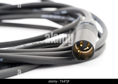 XLR-Kabel, Lautsprecher und Mikrofon, auf weißem Hintergrund Stockfoto