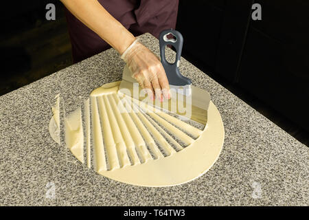 Temperieren weiße Schokolade. Der Prozess der Herstellung handgefertigte Pralinen. Selektive konzentrieren. Stockfoto