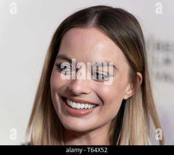 New York, NY - 28. April 2019: Margot Robbie tragen Kleid von Chanel besucht Weltpremiere des Films Dreamland im Stella Artois Theater am BMCC TRAC Stockfoto