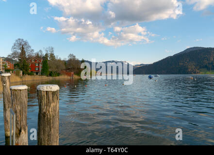 Blick auf den malerischen Aegerisee See in den zentralen Schweizer Alpen mit einem tollen Blick auf die Berge bei Sonnenuntergang während der Goldenen Stunde Stockfoto