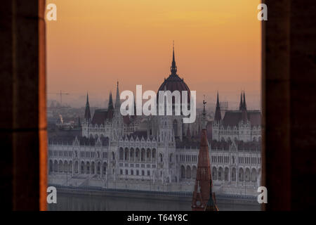 Budapest, Parlament Blick durch Fischerhochburg, Ungarn Stockfoto