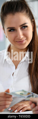 Männliche arm pay Bündel von hundert Dollar Rechnungen Stockfoto