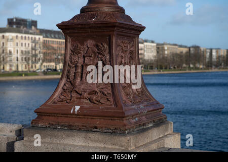 Relief auf lampensockel auf Brücke, Kopenhagen, Dänemark Stockfoto