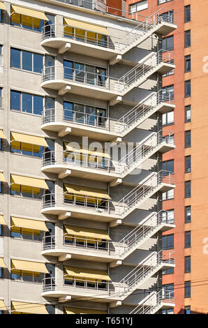 Rotterdam, die Niederlande, April 10, 2019: Südfassade des Erasmushuis Gebäude von Architekt Dudok aus den 1930er Jahren mit einem skulpturalen Notfall sta Stockfoto