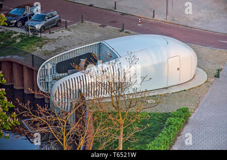 Rotterdam, Niederlande, 21. April 2019: Wasser Tropfen-förmigen Pumpstation für die Waterboard von Schieland und Krimpenerwaard auf Essenburgsingel Stockfoto