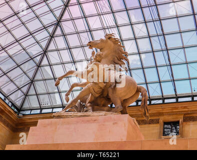 Paris/Frankreich - 04 April 2019. Antiken Skulptur in Cour Marly Raum im Louvre, Paris, Frankreich, Europa Stockfoto