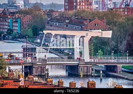 Rotterdam, Niederlande, 21. April 2019: Luftaufnahme von Mathenesser Brücke über den Fluss Schie Delfshavense während der Goldenen Stunde Stockfoto