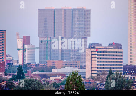 Rotterdam, Niederlande, 21. April 2019: De Rotterdam gemischt - Hochhaus Gebäude hoch über andere Strukturen, wenn sie von ein paar Kilometern gesehen di Stockfoto