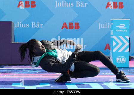 Paris, Frankreich. 27 Apr, 2019. Tänzerin Salif Gueye führt während des achten Rennen der Saison 2018/19 des ABB FIA Formel E-Meisterschaft. Stockfoto