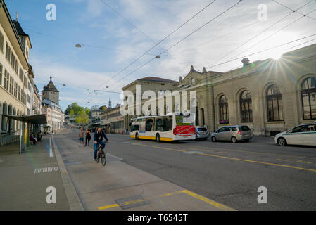 Schaffhausen, SH, Schweiz - 22 April 2019: Bahnhof und Busbahnhof in Schaffhausen mit Menschen pendeln und mit öffentlichen Verkehrsmitteln Stockfoto