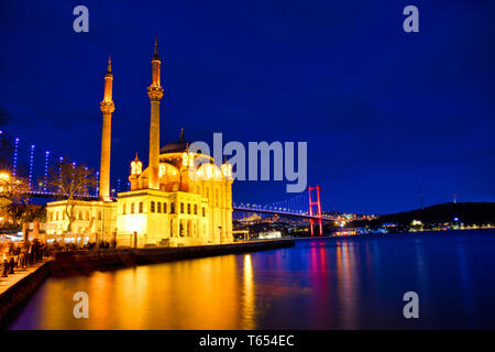 Ansicht der Ortaköy Moschee in Istanbul in der Türkei. Historische Tower und der Sonnenuntergang am Bosporus. Stockfoto