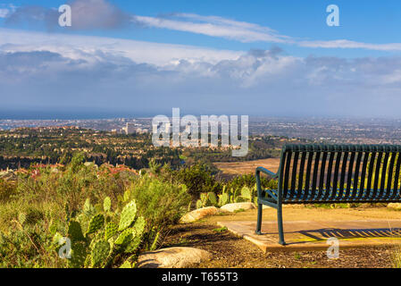 Sitzbank mit Blick auf Huntington Beach vom Vista Ridge Park in Kalifornien Stockfoto