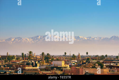 Marrakesch Skyline der Stadt mit Atlas Gebirge im Hintergrund Stockfoto