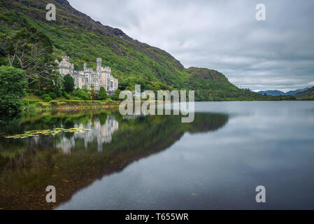 Kylemore Abbey in Irland mit Reflexionen im Pollacapall Lough Stockfoto