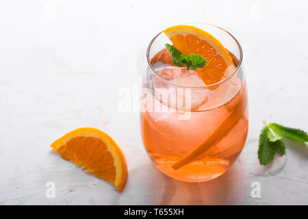 Frisches Eis tee Sommer Cocktail mit Orangen und Eis im Glas auf weißem Hintergrund Stockfoto