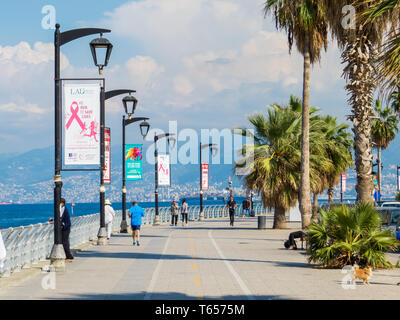 BEIRUT, LIBANON - 3. NOVEMBER 2017: Unbekannter Menschen auf die Corniche. Stockfoto