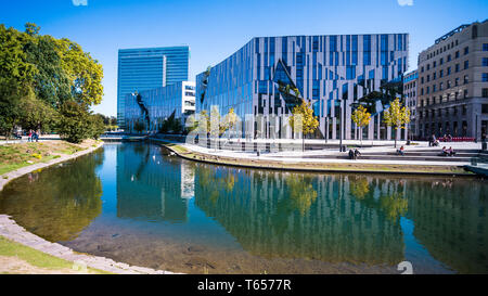 Düsseldorf, Deutschland - 30. SEPTEMBER 2018: Blick auf die Ko-Bogen. Die Ko-Bogen ist ein groß angelegtes Büro und Einzelhandel Komplex durch die New York arch entworfen Stockfoto