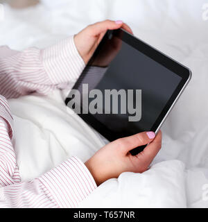 Weibliche Hand hält Tablet in home Einstellung während Stockfoto