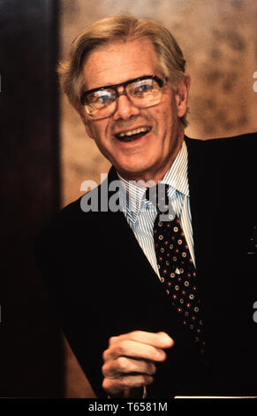 Ogilvie Thompson, Vorsitzender von De Beers fotografiert in seiner Londoner Hatton Garden Office 1985 für ein deutsches Wirtschaftsmagazin Julian Ogilvie Thompson (geboren 1934 in Kapstadt, Südafrika) ist ein südafrikanischer Geschäftsmann und ehemaliger Vorsitzender der De Beers und die Anglo American Mining Company. Ogilvie Thompson war als Geschäftsführer der Anglo American in 1971 und als stellvertretender Vorsitzender der Barclays Nationalbank, ehemalige First National Bank, 1977 ernannt. Es gelang ihm, Harry Oppenheimer als Vorsitzender von Minorco 1982 und als Vorsitzender der De Beers in 1985. Es gelang ihm, Gavin Relly als Vorsitzender eines Stockfoto