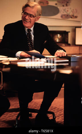 Ogilvie Thompson, Vorsitzender von De Beers fotografiert in seiner Londoner Hatton Garden Office 1985 für ein deutsches Wirtschaftsmagazin Julian Ogilvie Thompson (geboren 1934 in Kapstadt, Südafrika) ist ein südafrikanischer Geschäftsmann und ehemaliger Vorsitzender der De Beers und die Anglo American Mining Company. Ogilvie Thompson war als Geschäftsführer der Anglo American in 1971 und als stellvertretender Vorsitzender der Barclays Nationalbank, ehemalige First National Bank, 1977 ernannt. Es gelang ihm, Harry Oppenheimer als Vorsitzender von Minorco 1982 und als Vorsitzender der De Beers in 1985. Es gelang ihm, Gavin Relly als Vorsitzender eines Stockfoto