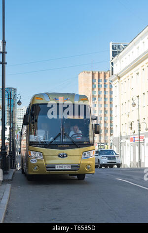 Wladiwostok, Russia-July 28, 2018: Bus goldene Farbe auf den Straßen Stockfoto