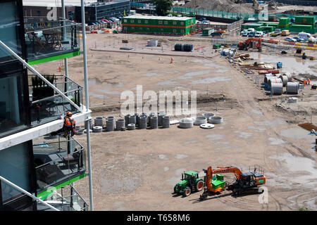 Ein Bauarbeiter Abseilstellen bis in den 8. Stock von Gebäude Riverlight Quay ein Loch zu bohren. Nine Elms im Süden Londons am 12/07/2017 Stockfoto