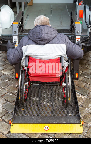 Minibus für Behinderte, Körperlich Behinderte und Behinderte im Rollstuhl. Kleinbus mit Rollstuhlrampe verstaut. Stockfoto