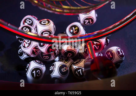 Schwarze und weiße Kugeln in einem Bingo Maschine. Kugeln in eine Kugel in Bewegung. Glücksspielautomat und euqipment. Stockfoto