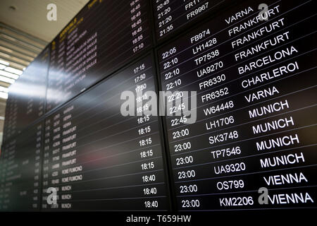 Boarding Time Monitor - Zeitplan Boards. Ankünfte und Abflüge überwacht, um den Status eines Fluges am Flughafen einchecken. Wien, München, Cha Stockfoto