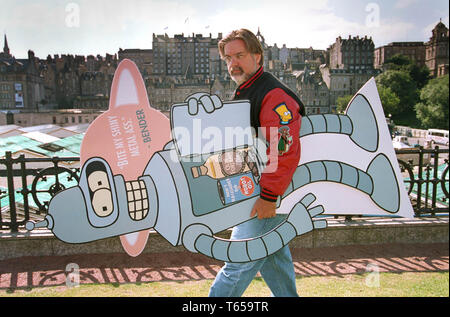 Matt Groening, der Schöpfer der Simpsons mit Bender aus seiner neuen Serie Futurama, in Edinburgh heute Morgen. (Samstag 26/8/99) Stockfoto