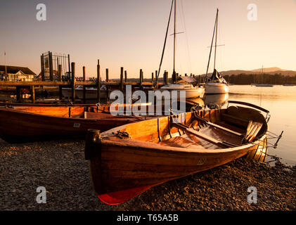 Golden Sunset am Waterhead am Lake Windermere in Ambleside, Lake District National Park, Cumbria England Großbritannien Stockfoto