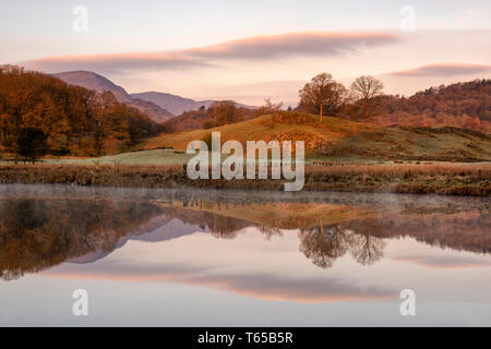 Einem nebligen Morgen auf dem Fluss Brathay in der Nähe von elterwater im Nationalpark Lake District, Cumbria England Großbritannien Stockfoto