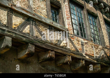 Holzbalken im alten Haus in der mittelalterlichen Stadt Pérouges, Frankreich Stockfoto