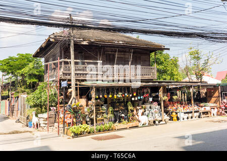 Mae Sot, Thailand - 2. Februar 2019: Alte Thai teak shop Haus Verkauf von Pflanzen und Garten Ornamente. Thai Gärten häufig mit vielen Verzierungen. Stockfoto