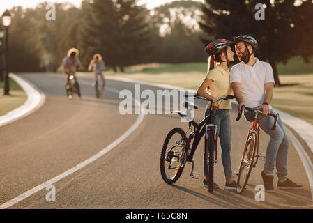 Glückliches Paar ist das Küssen auf die Fahrräder. Stockfoto