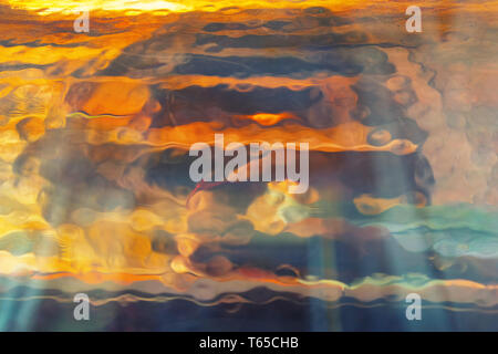 Reflexion in einem Kupfer unebene Oberfläche Stockfoto