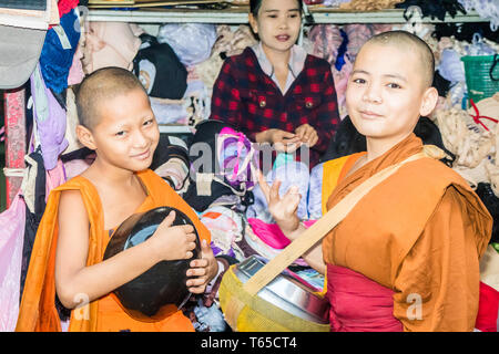 Mae Sot, Thailand - 3. Februar 2019: Zwei junge Mönche Almosen sammeln auf dem Markt. Die meisten Thai Boys Geben Sie das Mönchtum für eine Zeit. Stockfoto