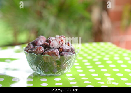 Termine Obst in einer Glasschale. Eid Mubarak oder Ramadan Kareem Konzept. Stockfoto