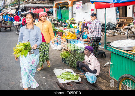 Mae Sot, Thailand - 3. Februar 2019: die Menschen einkaufen auf dem Markt. Viele verschiedene ethnische Gruppen können auf dem Markt gesehen werden. Stockfoto