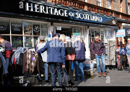 Tourist Shopping vor der Heritage Schottland Souvenir Shop - die Royal Mile, Edinburgh, Schottland, Großbritannien Stockfoto