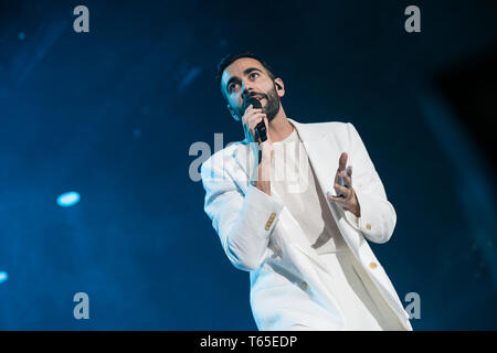 Turin, Italien. 28 Apr, 2019. Italienischen Songwriter, der Gewinner der X-Faktor, Marco Mengoni, führt live in Turin. Credit: Daniele Baldi/Pacific Press/Alamy leben Nachrichten Stockfoto