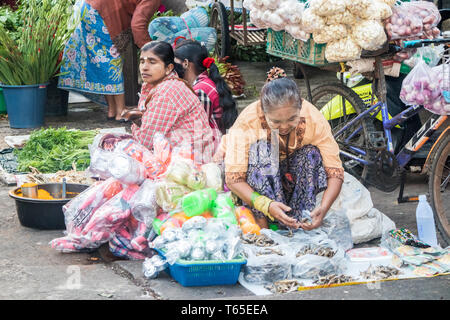 Mae Sot, Thailand - 3. Februar 2019: ethnischen Markt Anbieter am Markt. Der Markt ist jeden Tag geöffnet. Stockfoto