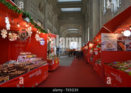 Mailand/Italien - Januar 15, 2014: Traditionelle italienische Weihnachten Marktstände mit dem roten Stoff und roten Teppich im Hauptbahnhof eingerichtet. Stockfoto