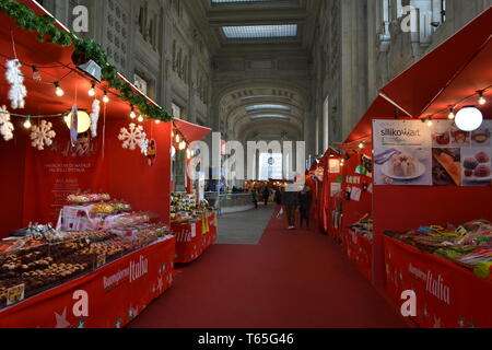 Mailand/Italien - Januar 15, 2014: Traditionelle italienische Weihnachten Marktstände mit dem roten Stoff und roten Teppich im Hauptbahnhof eingerichtet. Stockfoto