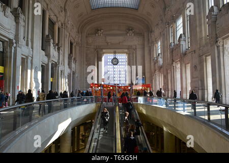 Mailand/Italien - Januar 15, 2014: schöne Weihnachtsfeiertage im Hinblick auf die externe Rolltreppe mit Fluggästen, grosser Flur mit roten Kioske eingerichtet Stockfoto