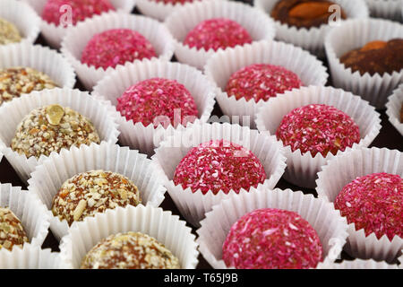 Close up sortierte multicolor Süßigkeiten Cookies im Einzelhandel Anzeige der Konditorei. Stockfoto